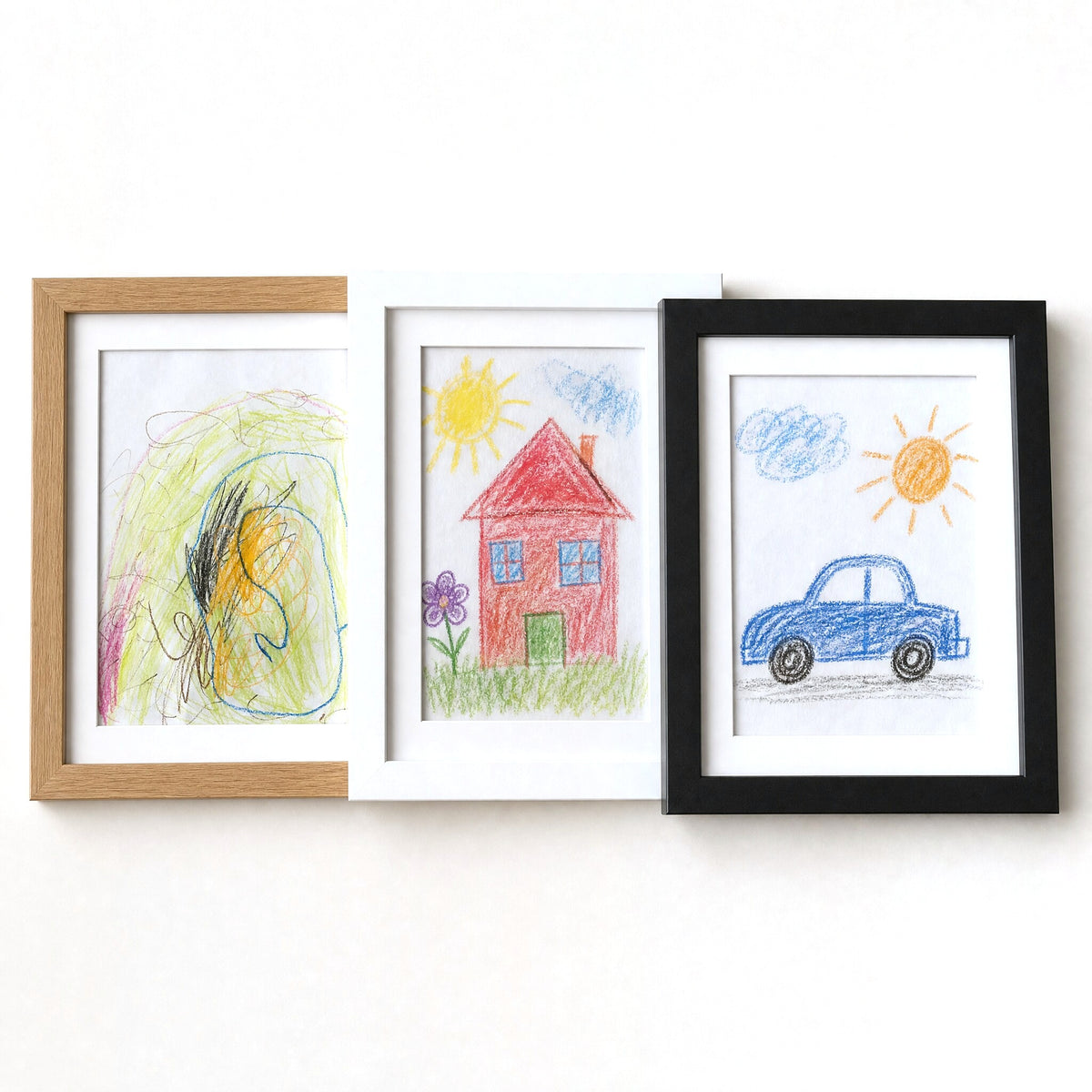The frame in natural wood, white and black side by side