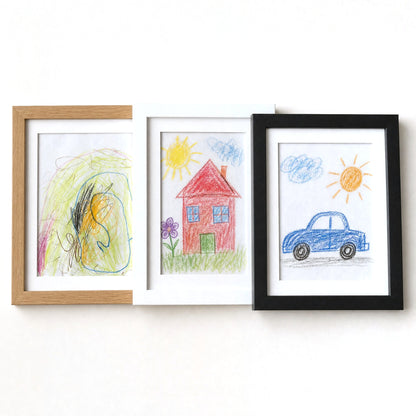 The frame in natural wood, white and black side by side